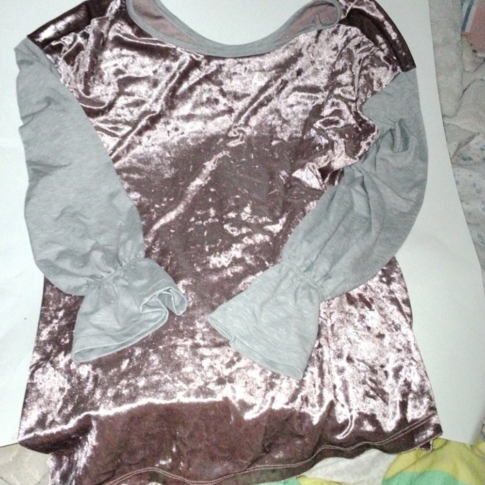 lysee velour top with puffy wrist sleeves